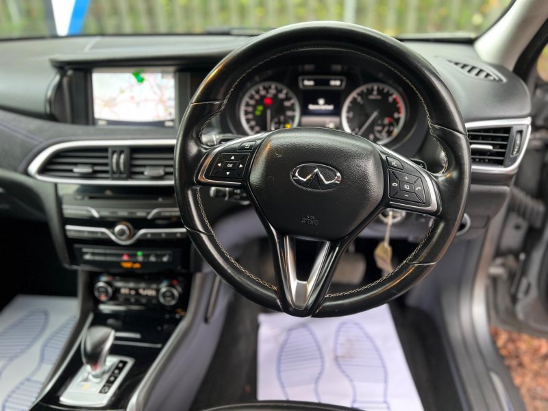 INFINITI Q30