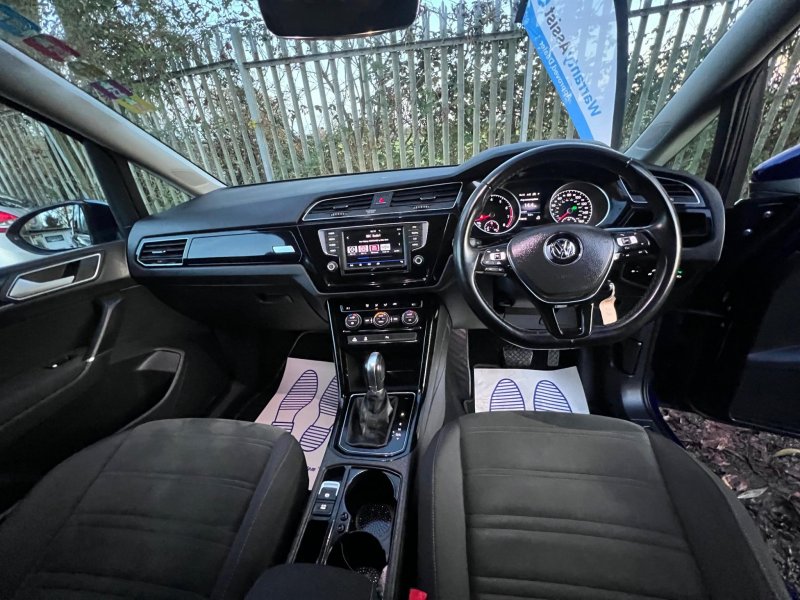 VOLKSWAGEN TOURAN